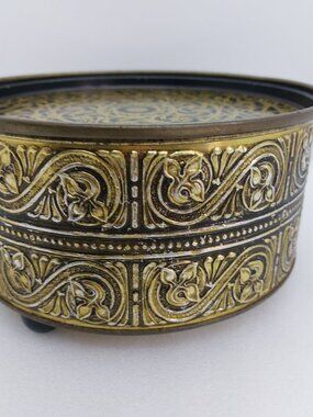 Vintage Guildcraft New York Round Tin Biscuit / Fruitcake 3 Footed Black & Gold
